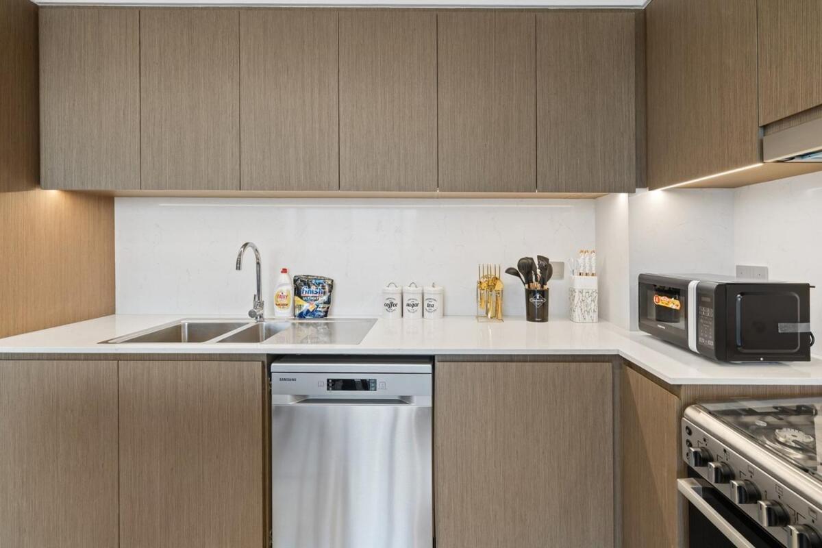 Luxury Just Steps From Mall 2br Grande Apartment