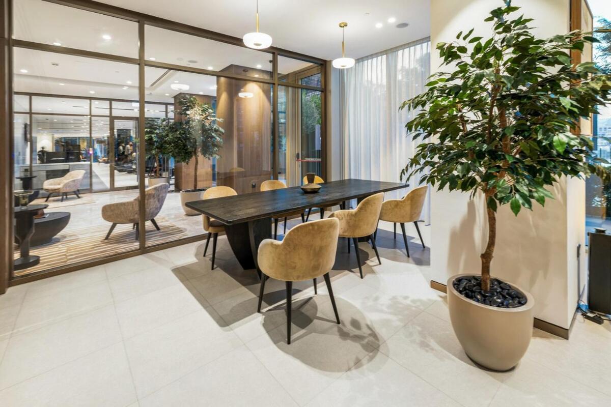 Luxury Just Steps From Mall 2br Grande Apartment *