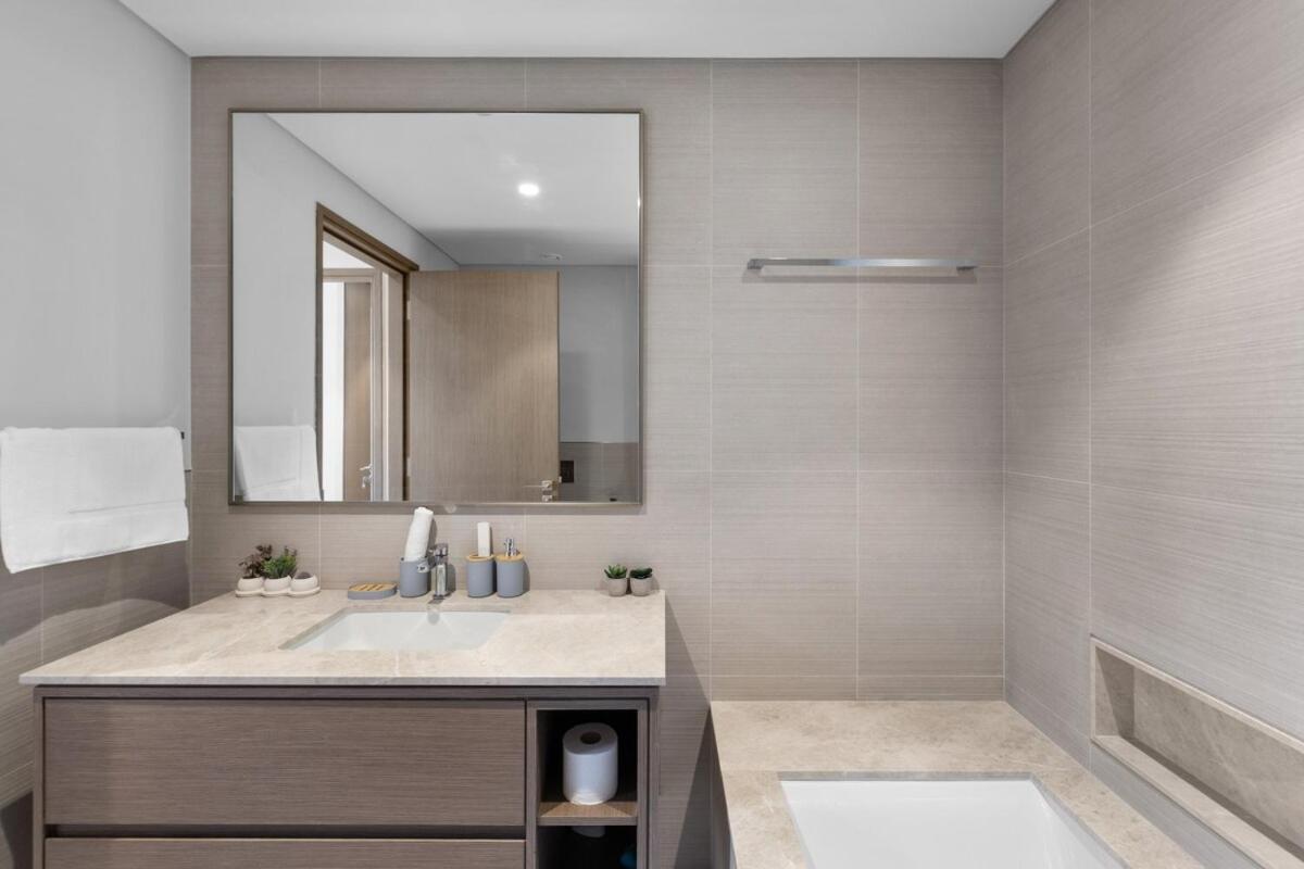Luxury Just Steps From Mall 2br Grande * Dubai