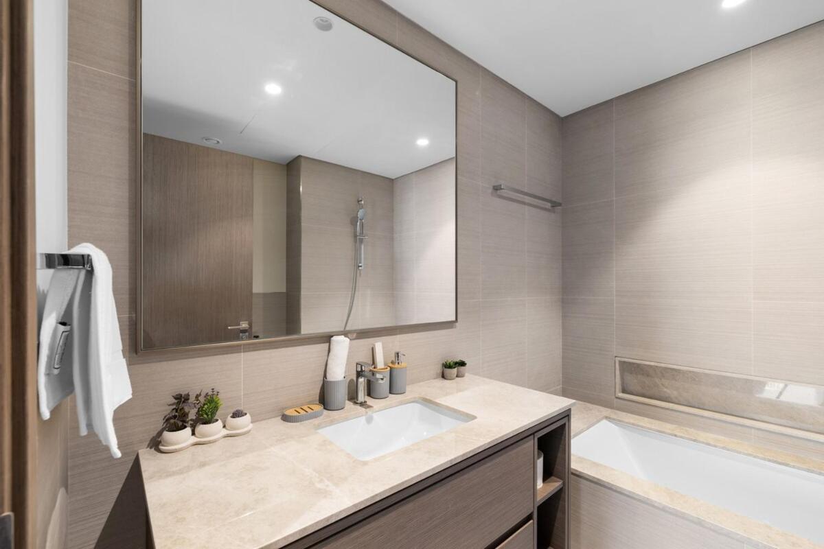 Luxury Just Steps From Mall 2br Grande