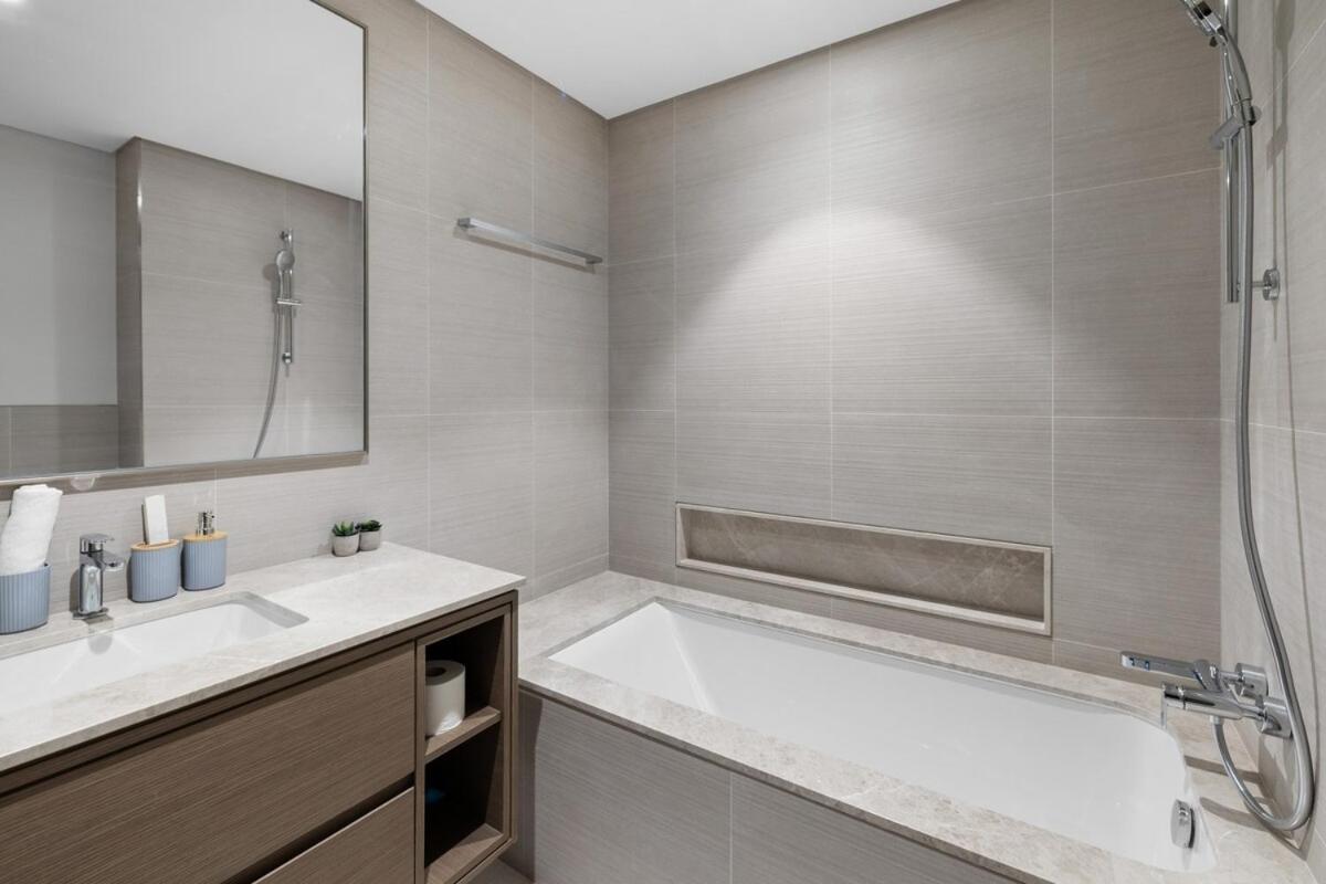 Luxury Just Steps From Mall 2br Grande